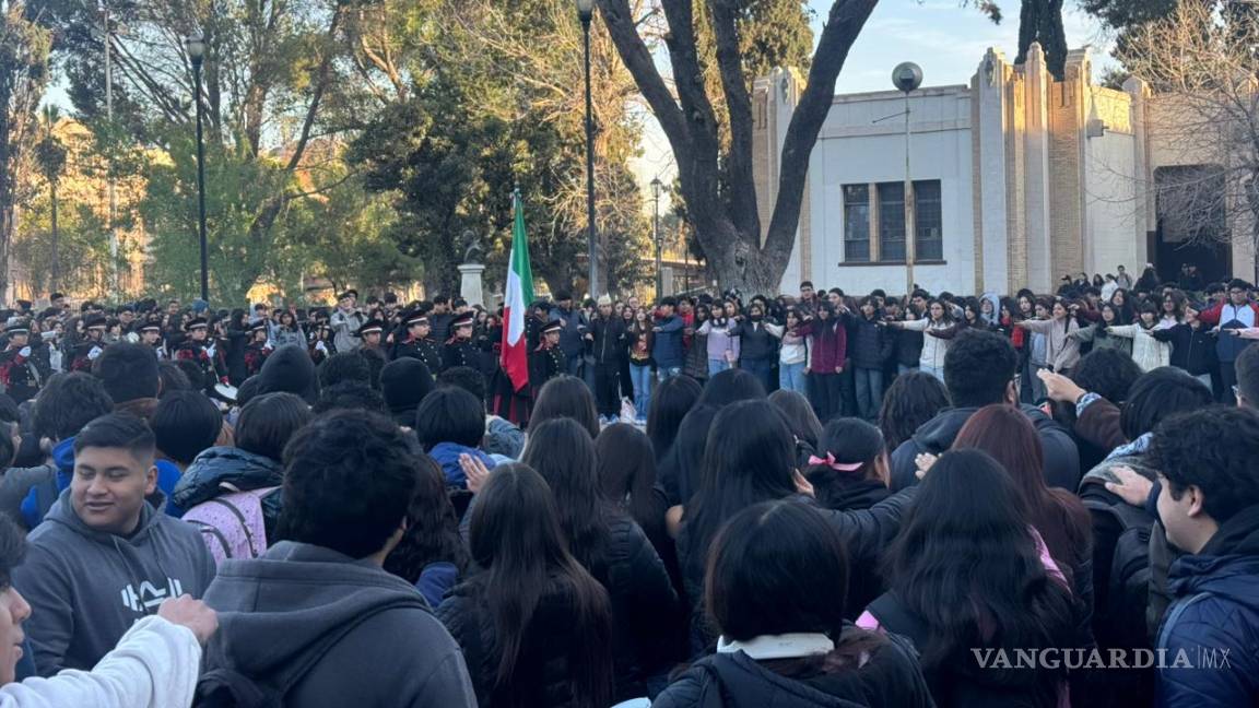 $!Más de 500 jóvenes rindieron honores a la bandera en la explanada del Ateneo Fuente en Saltillo.