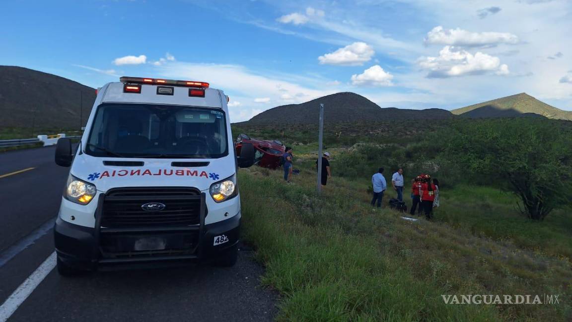 Falla en una de las llantas la hace volcar, en Ramos Arizpe