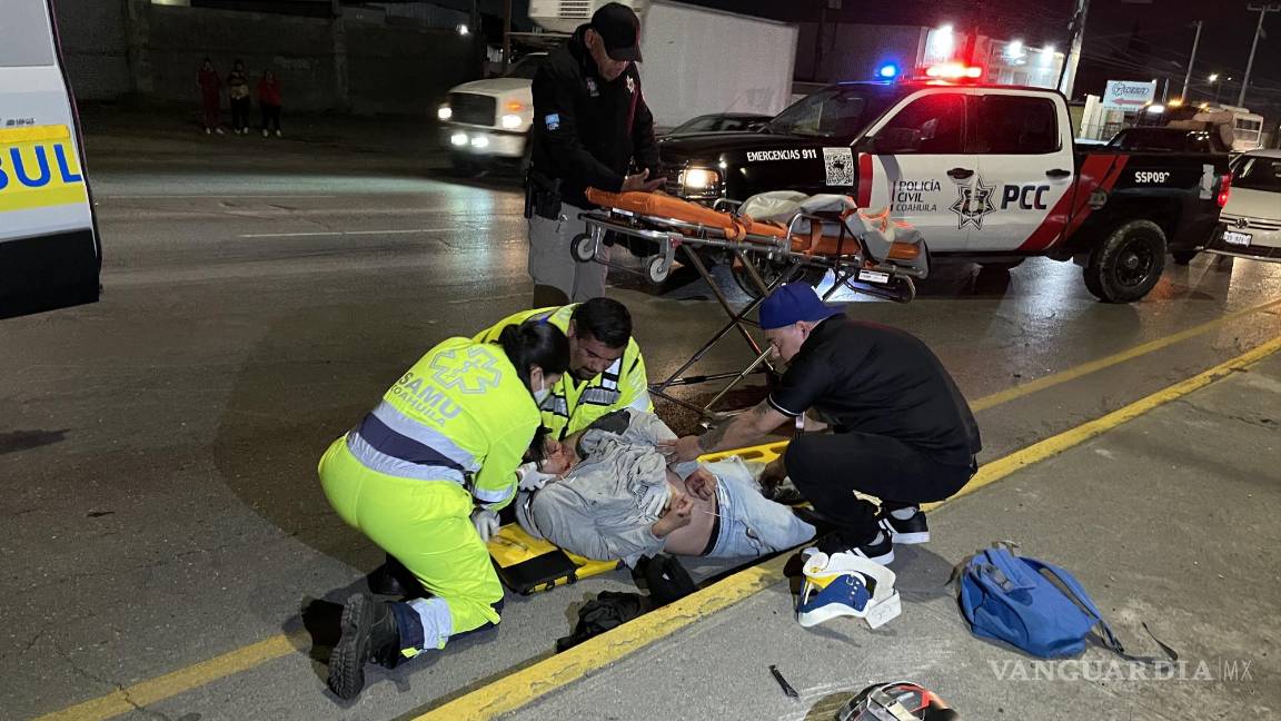 Arriesga la vida de su amigo: pierde control de su moto y acompañante sale volando, en el Periférico LEA de Saltillo