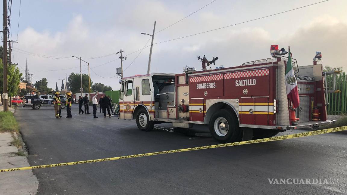 $!Personal de emergencia trabajó en el lugar del accidente para rescatar a las mujeres.