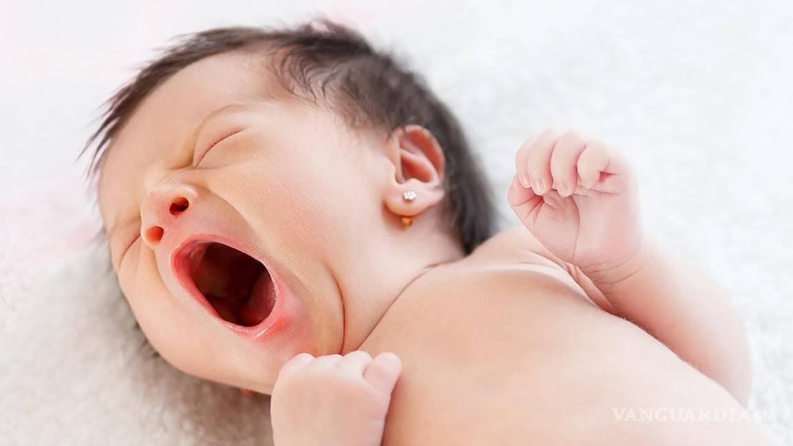 $!Niña bostezando debido al sueño.
