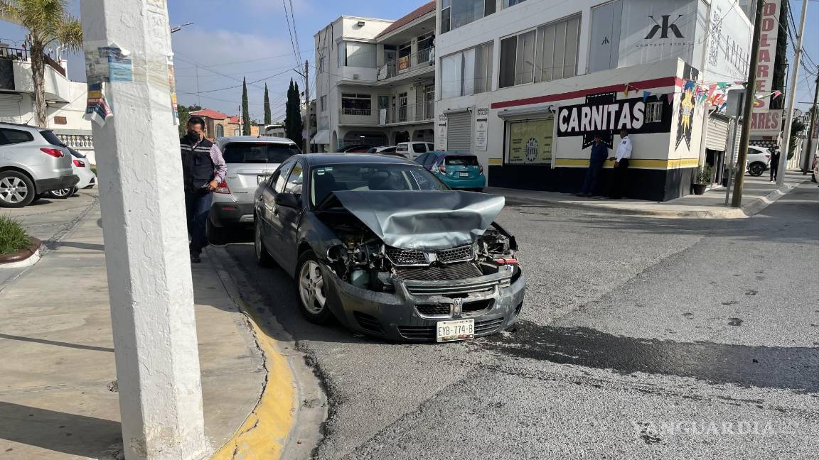 Estrella adulto mayor por alcance a camioneta