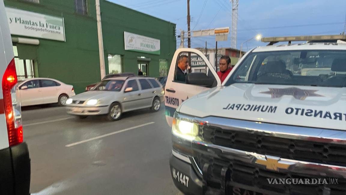 ¡Bajan!... se le atora la mochila a estudiante y se cae del camión en Saltillo