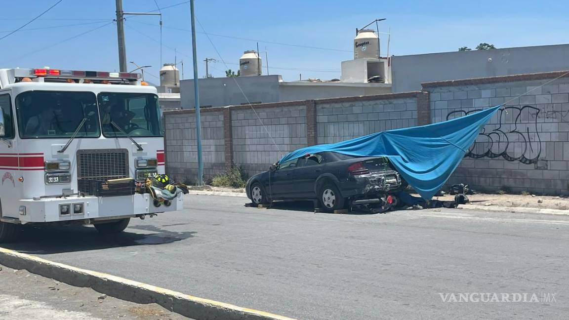 $!Los jóvenes quedaron atrapados bajo el vehículo, por lo que se solicitó ayuda inmediata al 911.