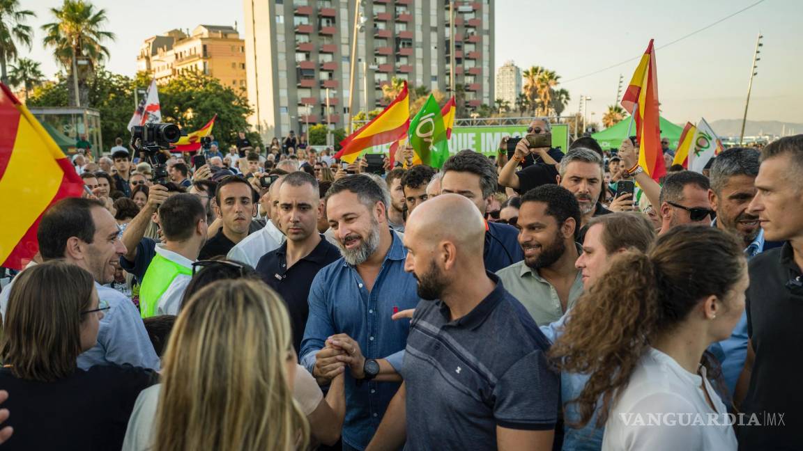 $!Santiago Abascal, líder del partido de extrema derecha Vox, saluda a sus seguidores en un mitin en Barcelona, España.