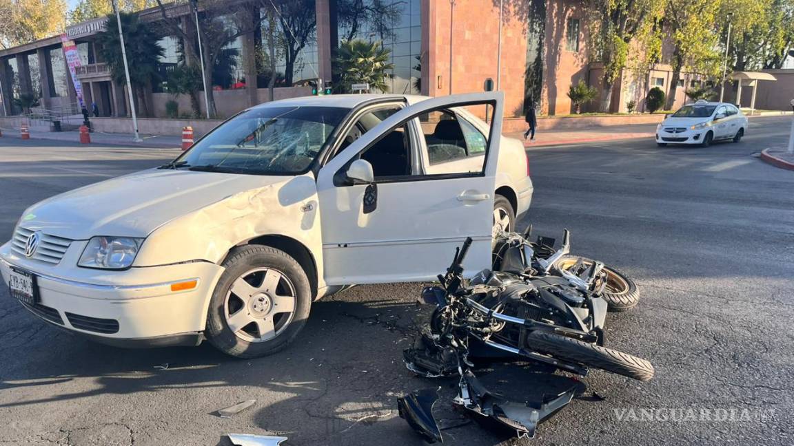 Conductor embiste a joven motociclista, en Saltillo