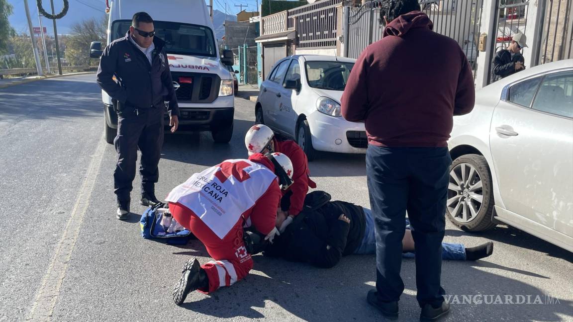 Mujer pierde el control y estrella su motocicleta contra auto en Saltillo; resulta herida