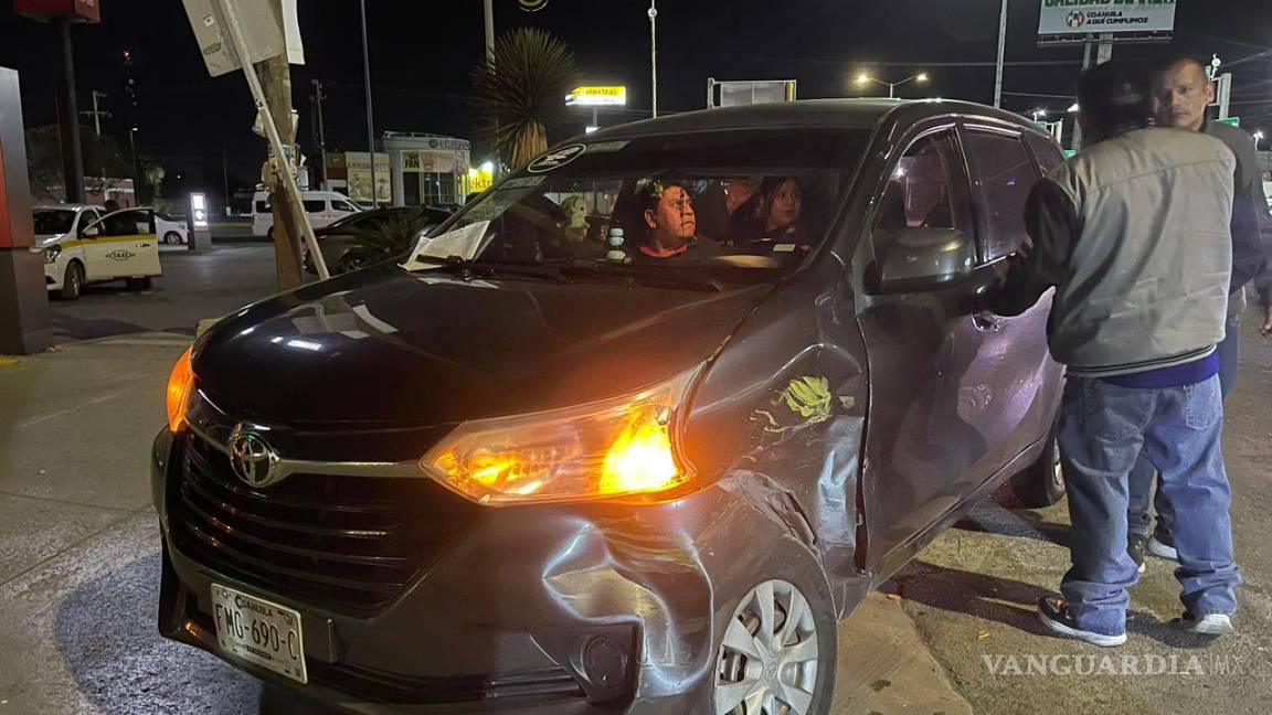 $!El conductor del taxi se atravesó, provocando que impactara a una camioneta Nissan Avanza.