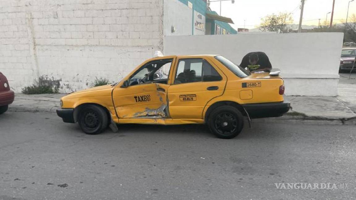 Taxista no respeta alto y vehículo lo embiste en Saltillo