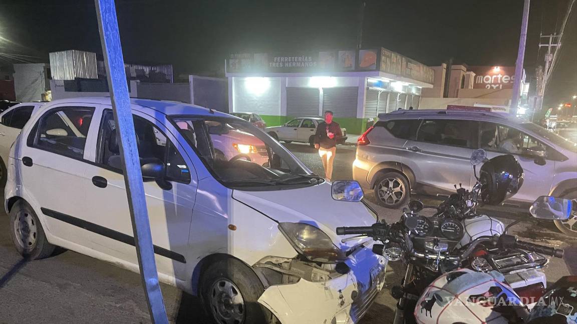 Conductor derriba a motociclista en colonia de Saltillo