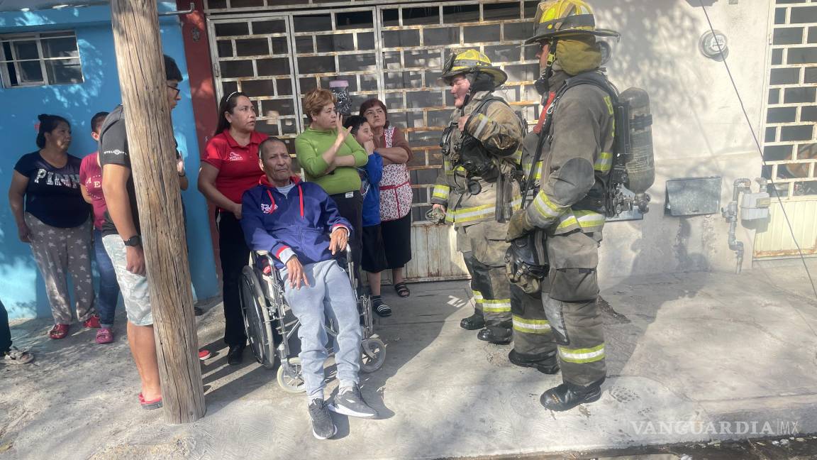 Vecinos rescatan a adulto mayor de incendio en su casa, en Saltillo