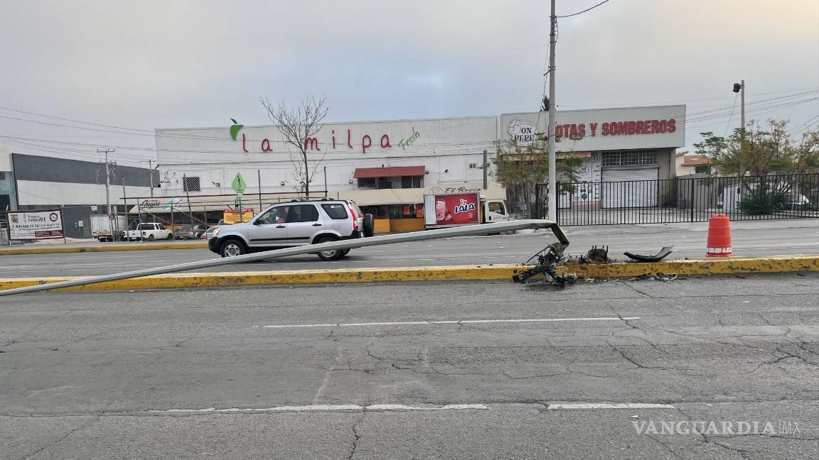 Choque proyecta a automóvil contra luminaria en Saltillo; responsable se da a la fuga