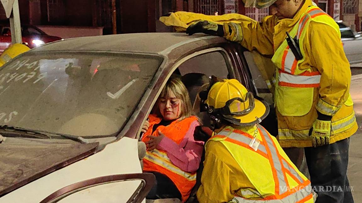 $!Elementos del Cuerpo de Bomberos participaron en un simulacro que mostró la extracción de una persona prensada tras un accidente, como parte de la jornada de prevención.
