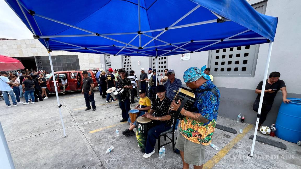 $!Decenas de familiares y amigos abarrotaron la capilla de Velación en Blvd. Antonio Cárdenas y Pedro Aranda, donde los despidieron con música colombiana y danzas.