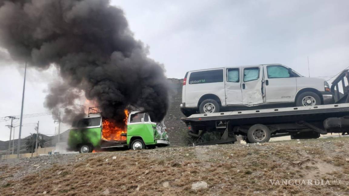 Se incendia combi en camino al corralón, después de haber colisionado al sur de Saltillo