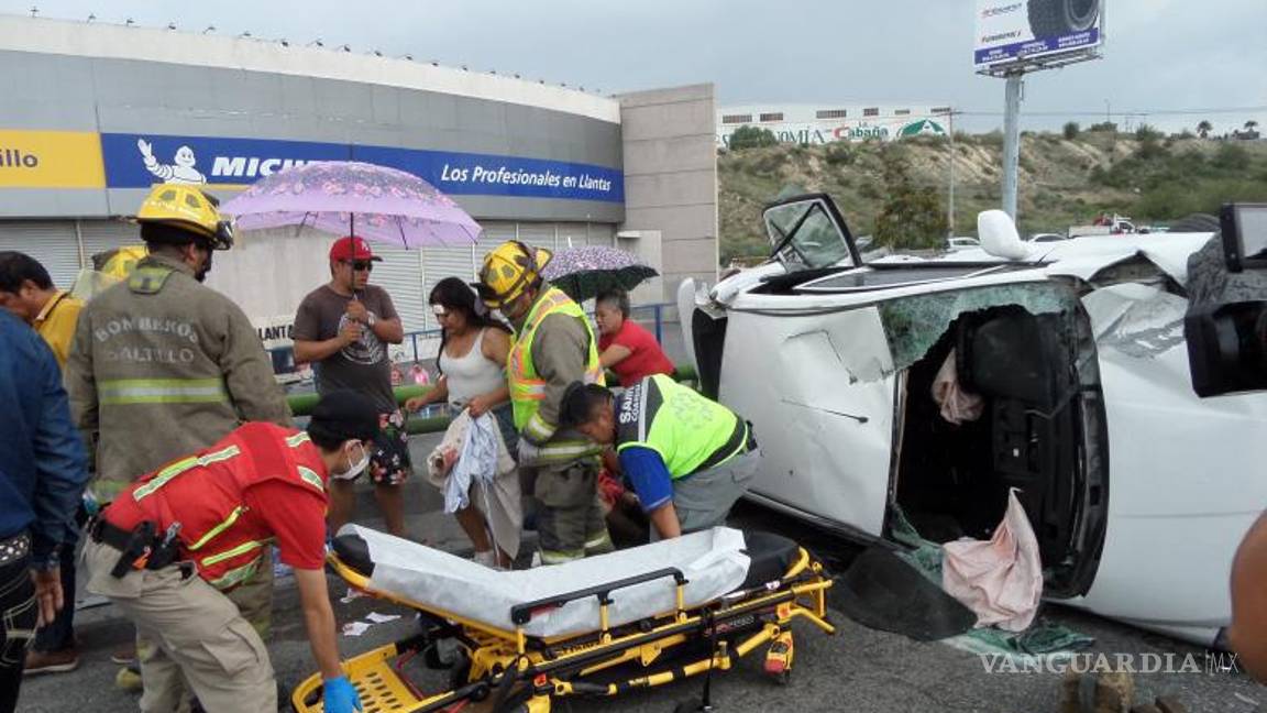 $!El accidente sobre el puente del periférico LEA y Felipe J. Mery provocó caos vial durante más de una hora.