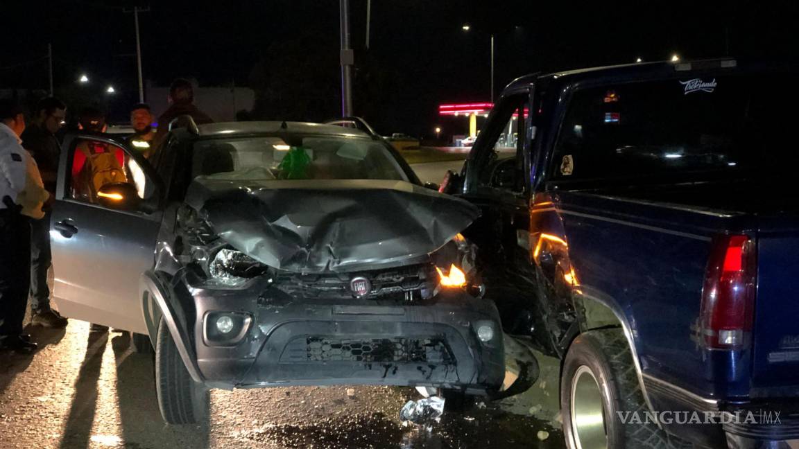 Imprudente conductor de camioneta impacta un auto compacto, al sur de Saltillo; no hay lesionados