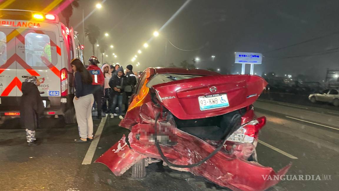 $!Paramédicos atendieron a menores tras accidente en la Monterrey-Saltillo.