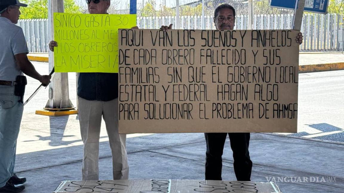 $!Los obreros recuerdan a compañeros fallecidos durante la lucha laboral, destacando que la protesta busca dignidad además de salarios.