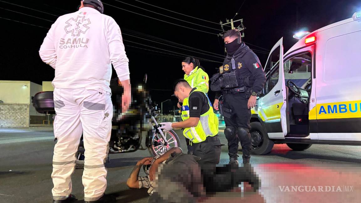 $!El motociclista quedó tendido sobre la vialidad tras perder el control y caer.