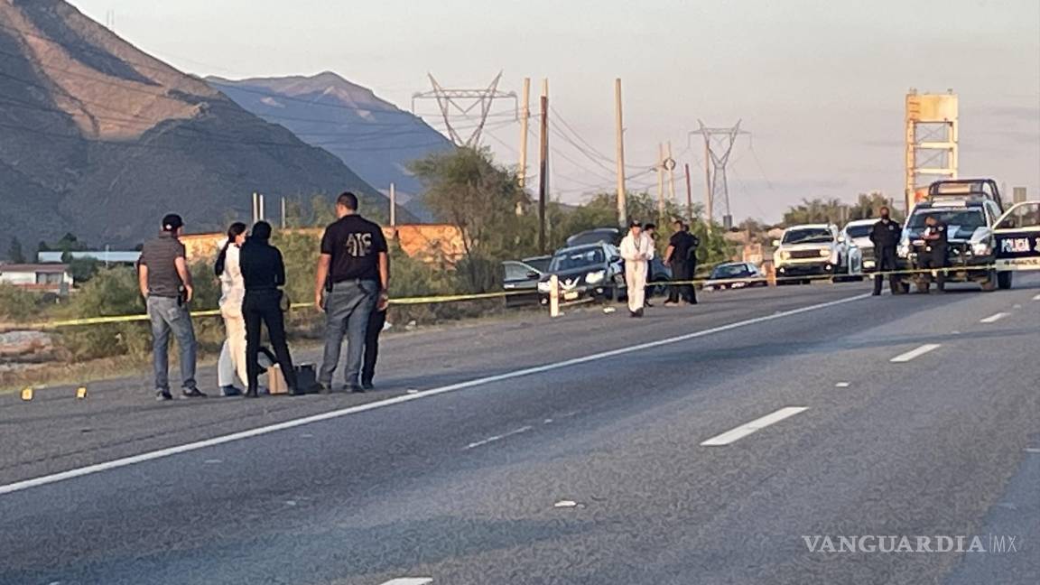 Hallan a hombre con 4 impactos de bala a orillas de la carretera Monterrey-Saltillo