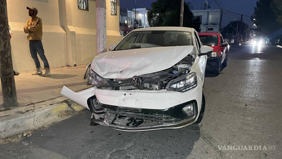 Choca en la colonia Los Maestros, en Saltillo, por pasarse un alto