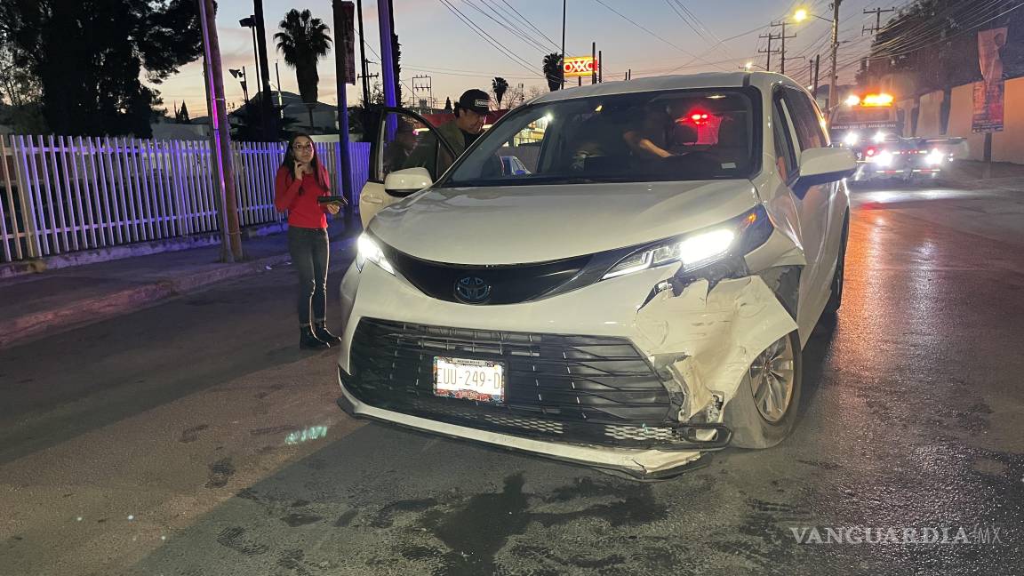 Choca en la colonia Los Maestros, en Saltillo, por pasarse un alto