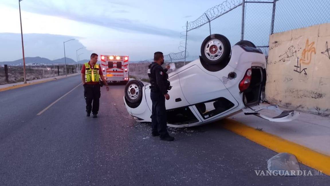 Conductor en estado de ebriedad huye tras volcar, en colonia de Ramos Arizpe