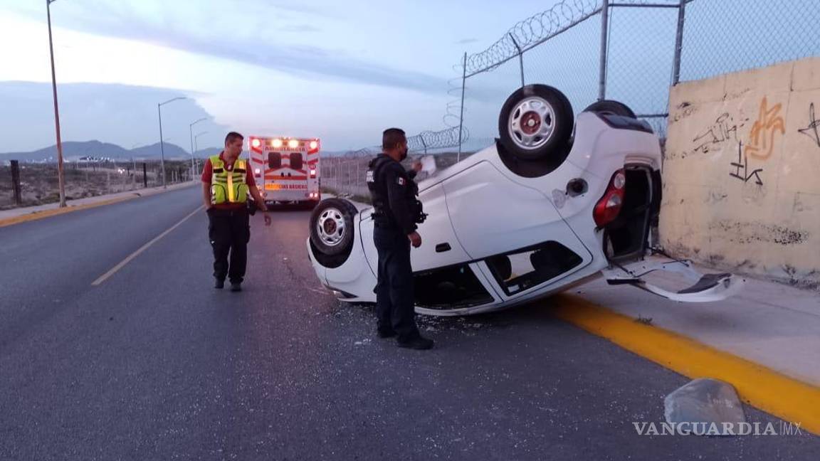 Conductor en estado de ebriedad huye tras volcar, en colonia de Ramos Arizpe