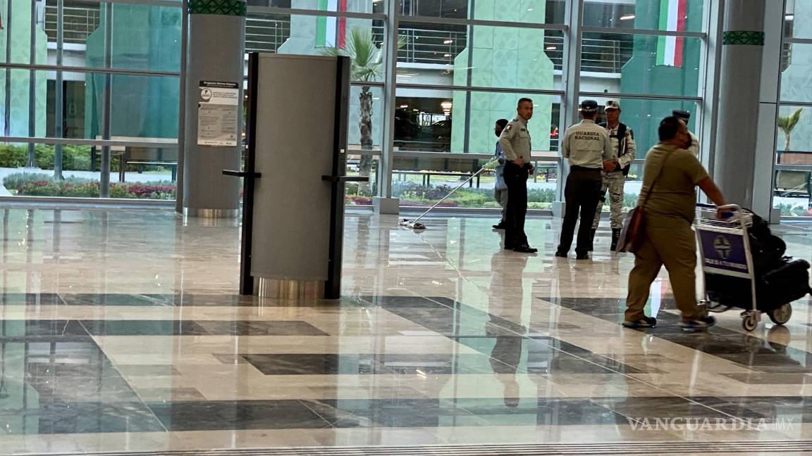 $!Más guardias que pasajeros.