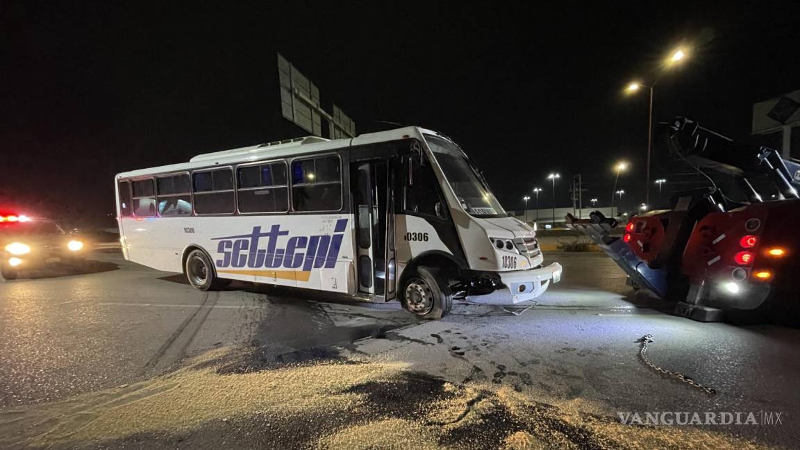 Falla mecánica provoca accidente en Saltillo; conductor de transporte resulta ileso