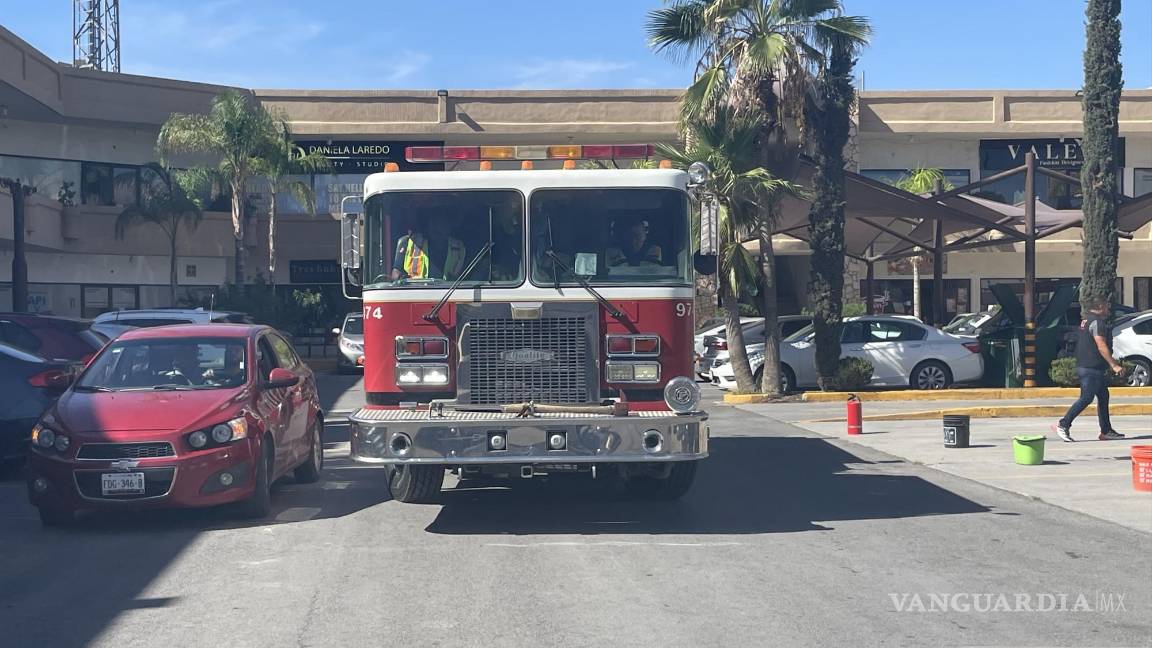 Restaurante de hamburguesas en Saltillo sufre apagón; caja eléctrica se estaba incendiando