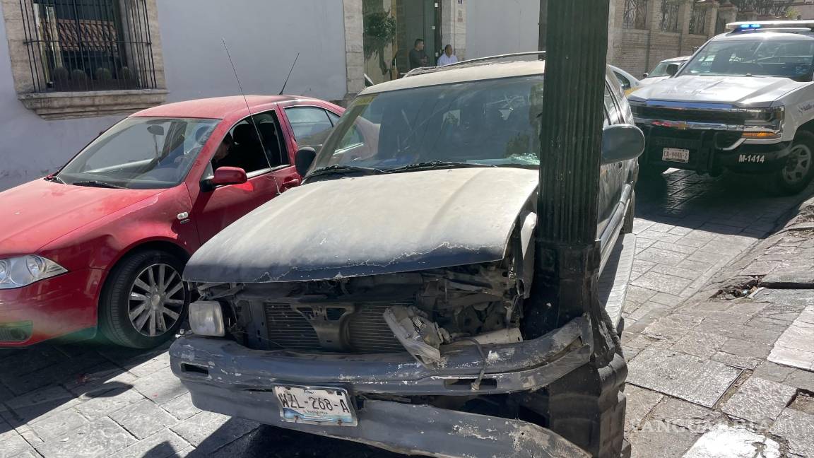 Le fallan los frenos y por poco choca contra la casa del Obispo de Saltillo