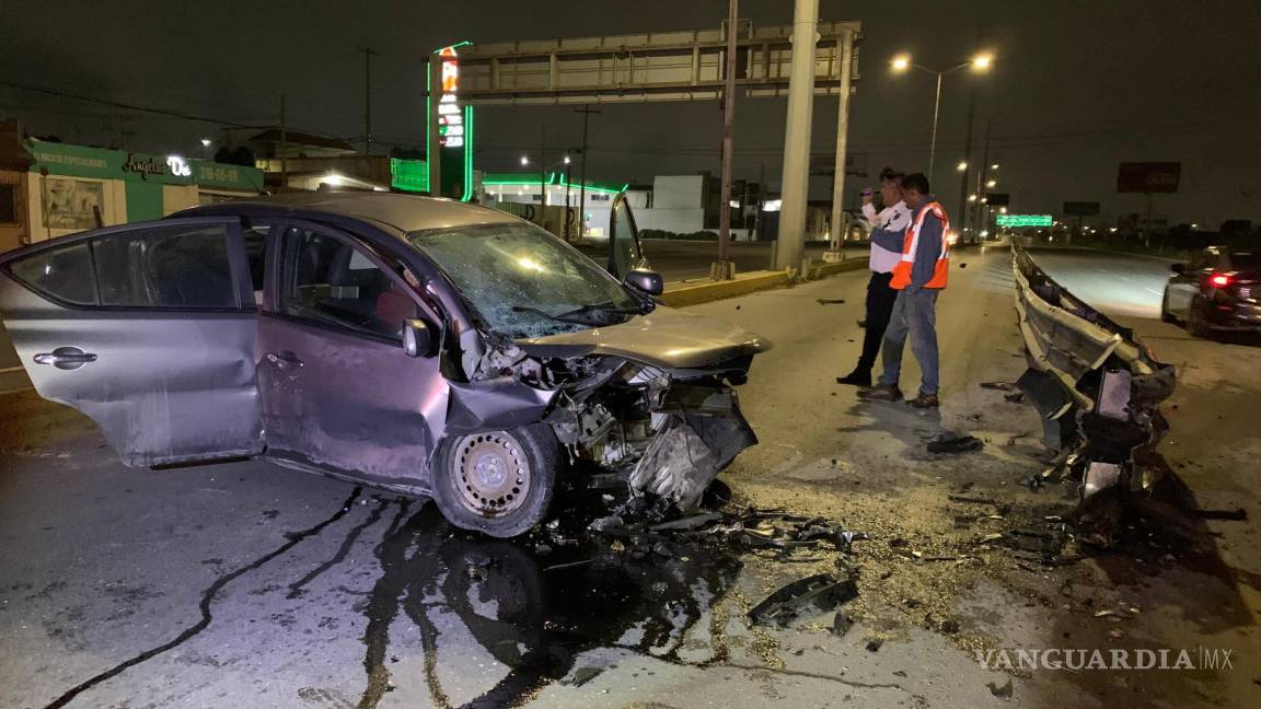 Saltillo: conductor termina fracturado al impactar su auto contra las vallas metálicas del Nazario