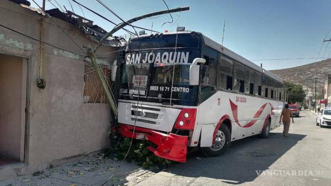 Choca transporte público contra vivienda en Torreón; pasajeros quedan atrapados
