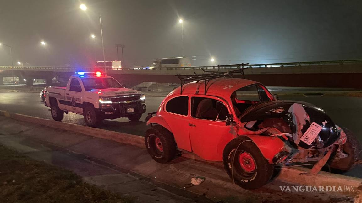 Destroza su vocho al chocar contra señalamiento vial al oriente de Saltillo