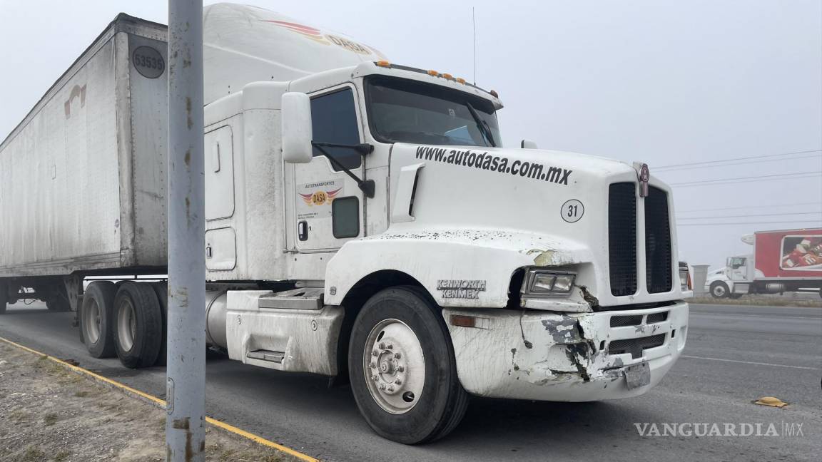 Arteaga: impacta tráiler por alcance a camioneta y la avienta contra auto