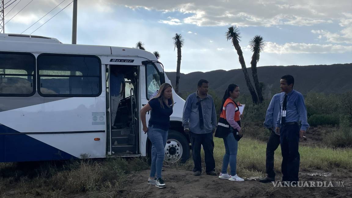 Por jugar ‘carreritas’ con otro, camión se sale de la carretera Torreón-Saltillo y vuelca