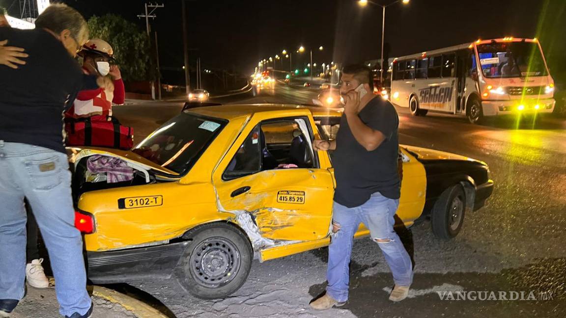 Taxista y su familia resultan heridos en percance al sur de Saltillo