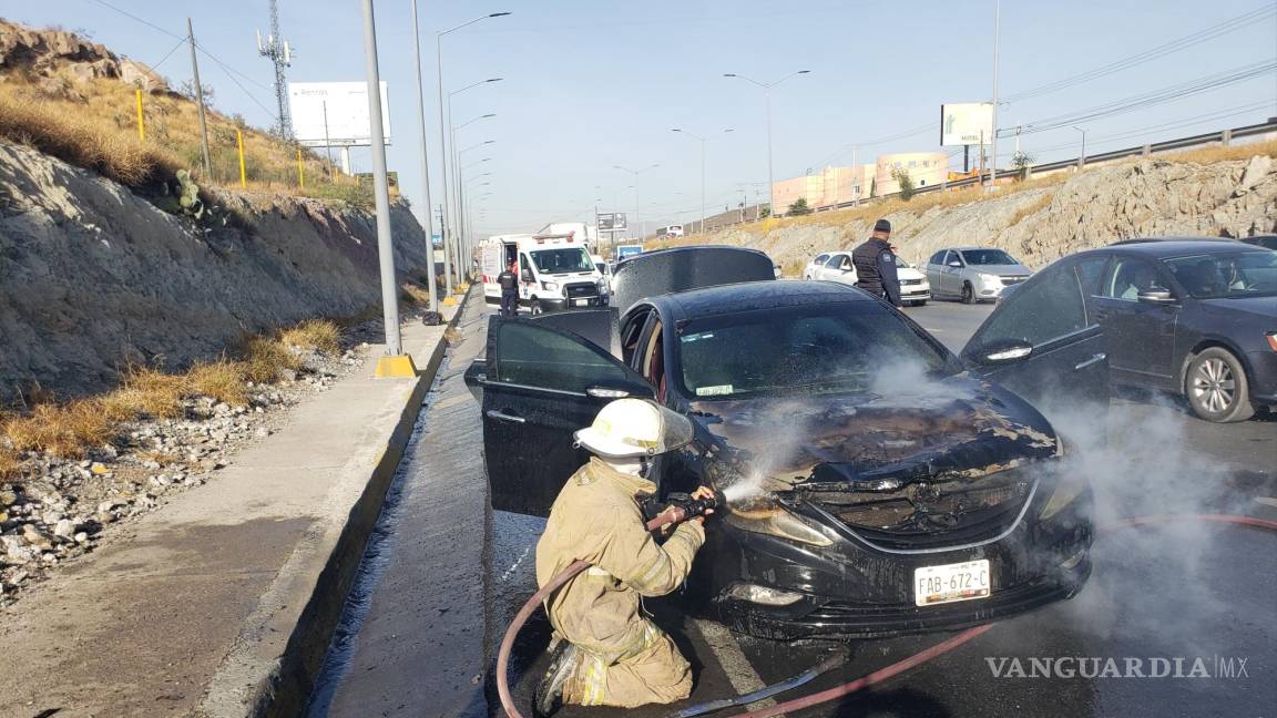 Se le quema el auto en carretera de Saltillo