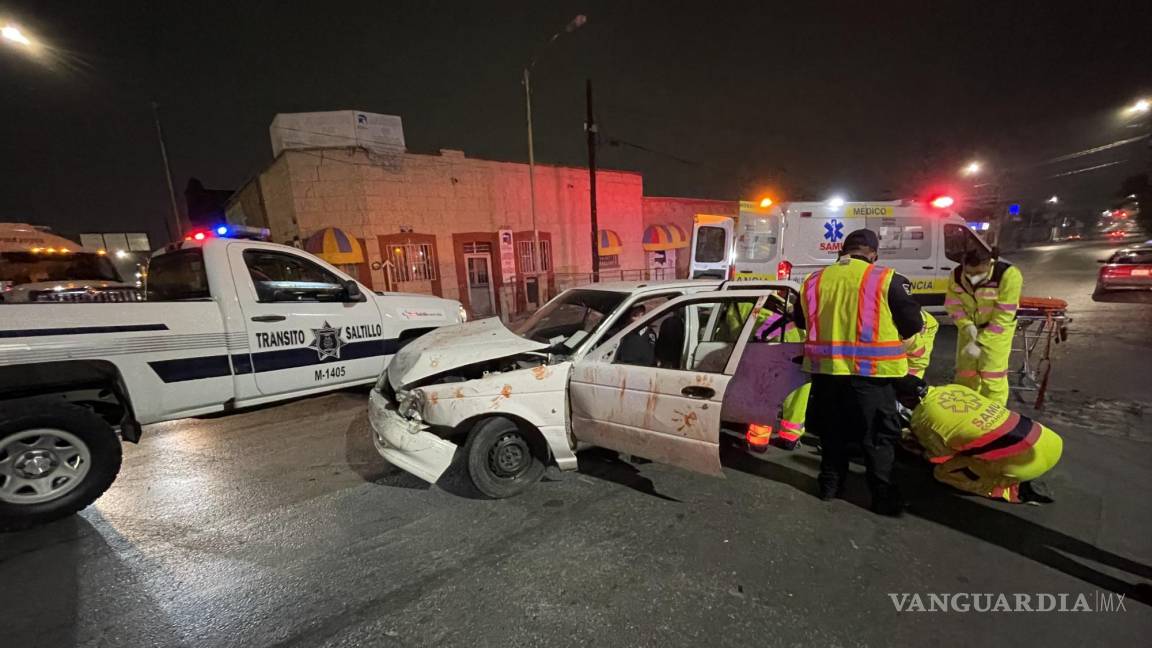 Saltillo: tres policías terminan lesionadas en accidente, una de ellas salió proyectada tras choque