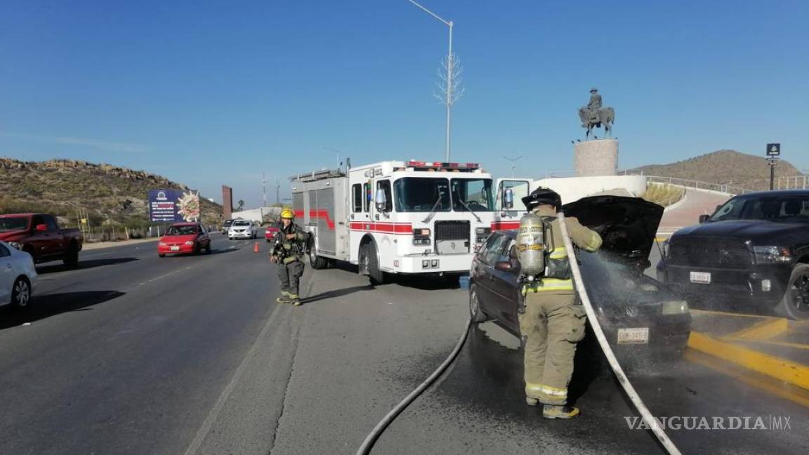 Se incendia vehículo en el V. Carranza, al norte de Saltillo