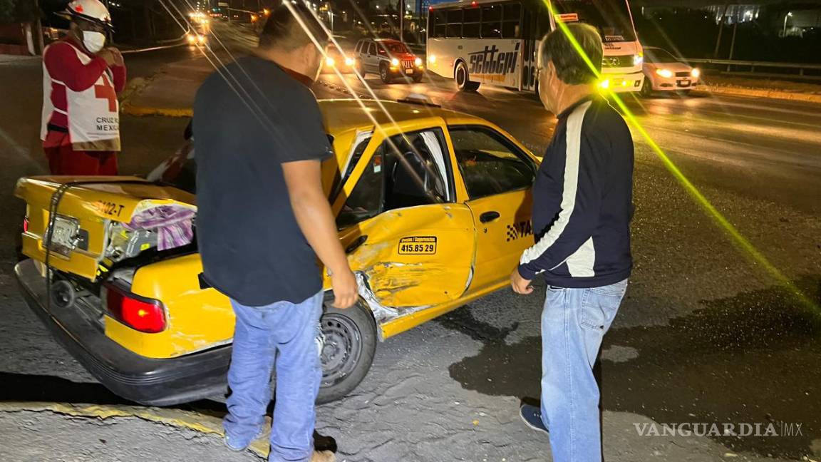 Taxista y su familia resultan heridos en percance al sur de Saltillo
