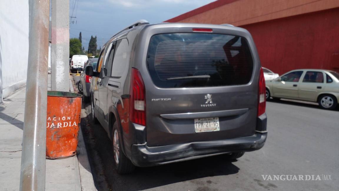 Veloz camión de la ruta Ramos Arizpe ocasiona choque en el V. Carranza de Saltillo