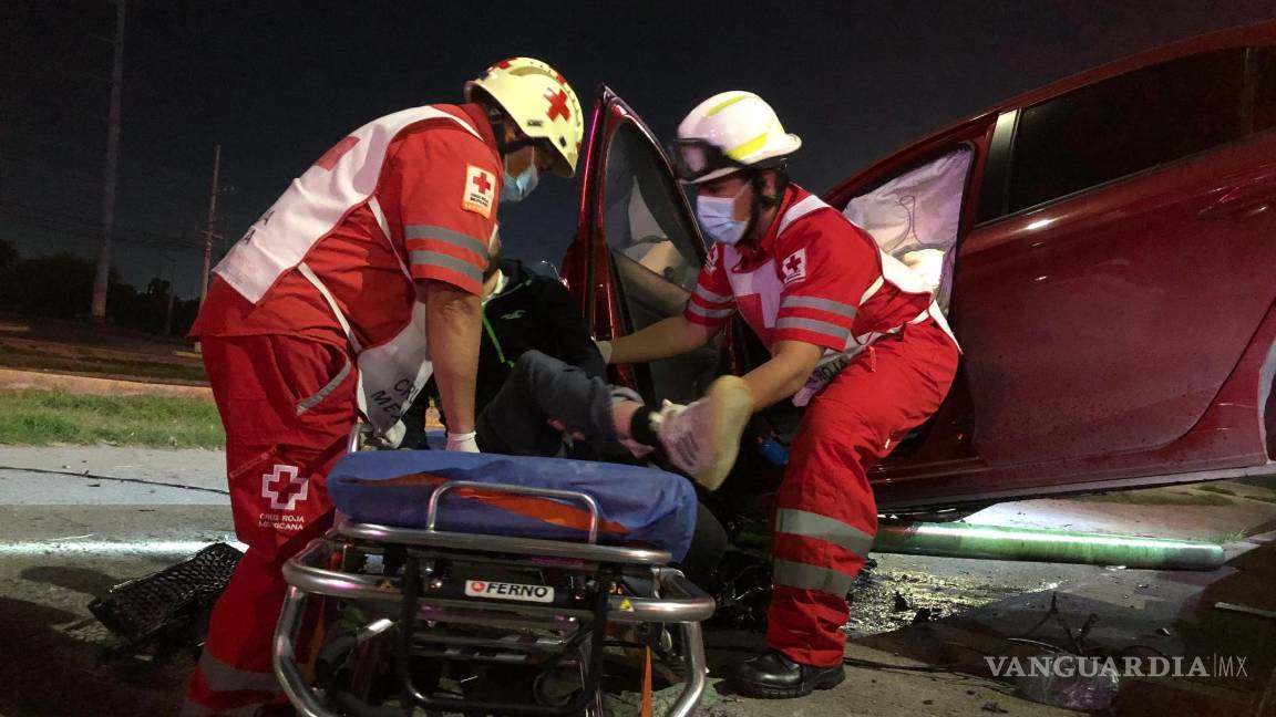 $!Los paramédicos de la Cruz Roja estabilizaron al conductor lesionado antes de trasladarlo de urgencia a un hospital privado para recibir atención médica.