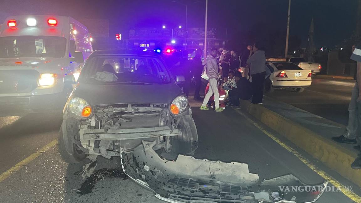 Autobús embiste a motociclista y lo proyecta contra un auto, en Saltillo