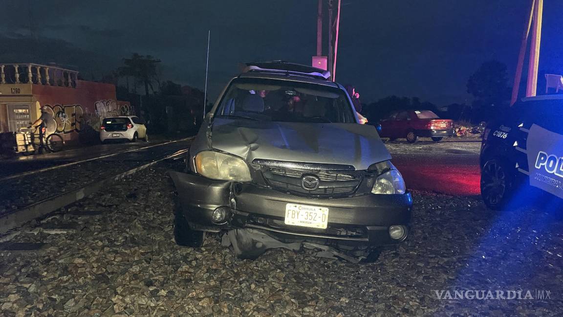 Conductora se impacta contra el tren, en Saltillo