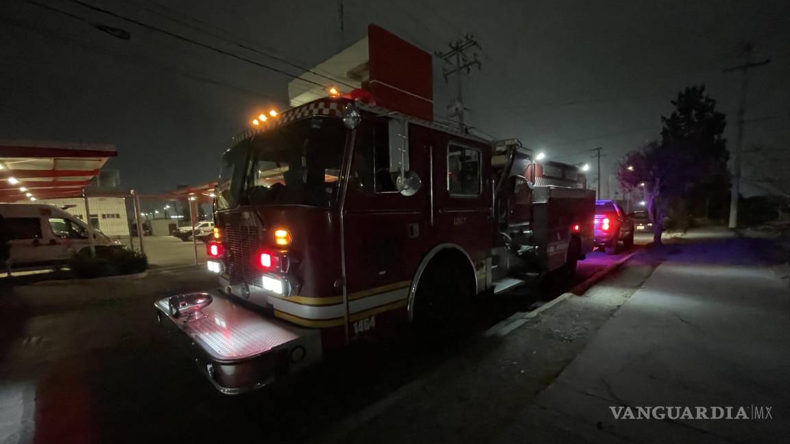 Moviliza a bomberos de Saltillo quema de maleza en arroyo