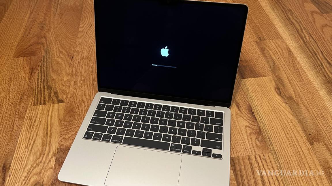 $!Vista del nuevo MacBook Air de Apple, que viene con el chip M2 integrado, tiene un grosor de 11-3 milímetros y un peso de 1.24 kilos.