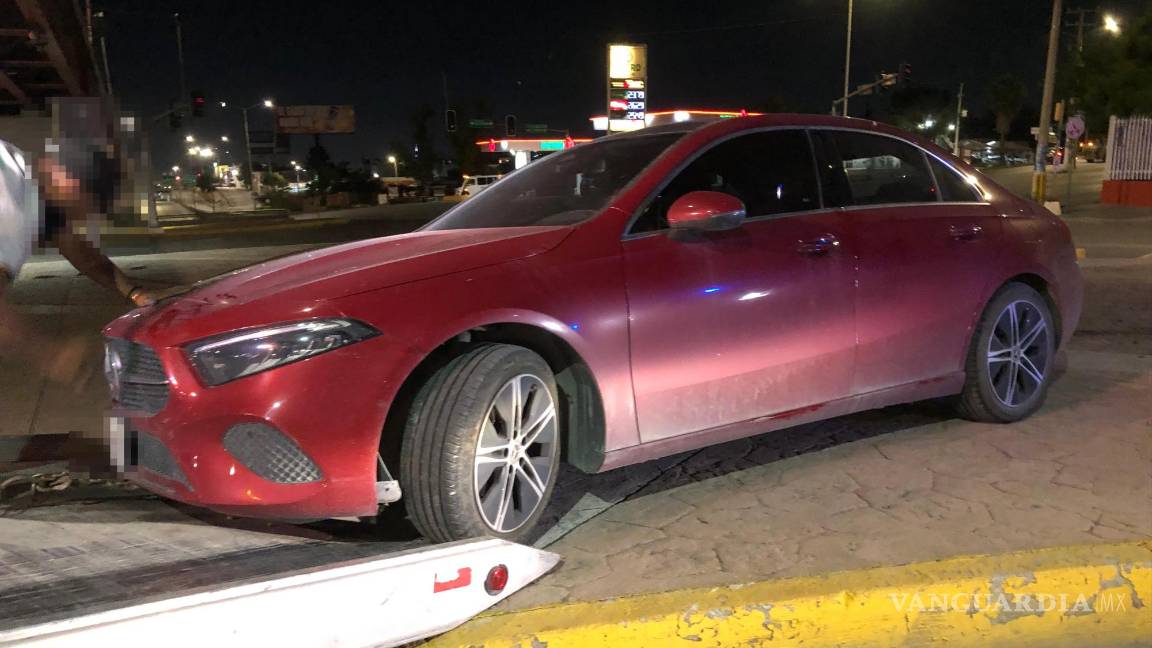 $!El vehículo Mercedes fue retirado por una grúa y llevado al corralón para deslindar responsabilidades.
